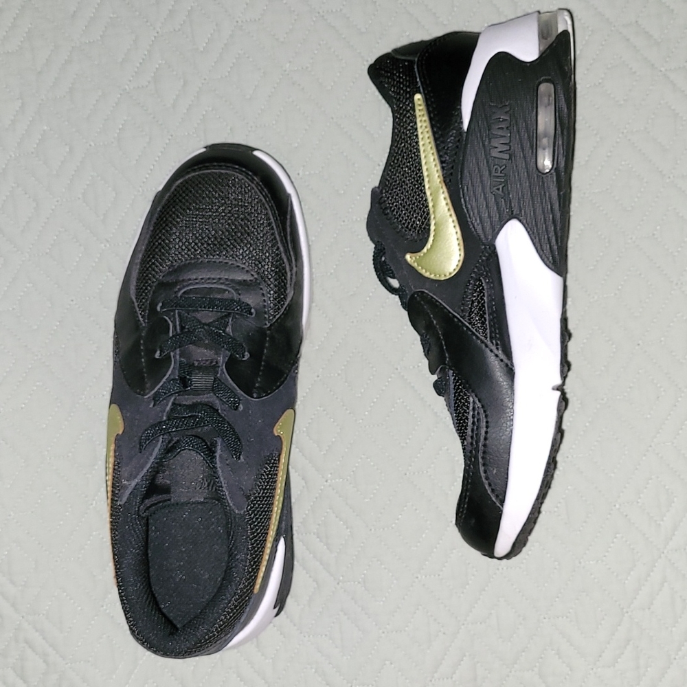 Youth boys size 2 Mike Air MAX shoes